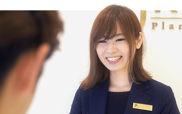ご案内する女性スタッフイメージ画像