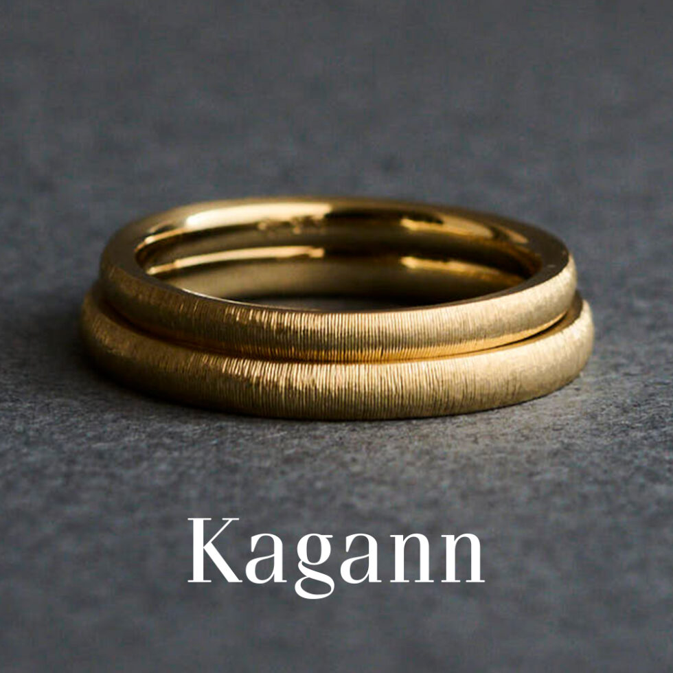 結婚指輪 - Kagann - SilkRoad / シルクロード（甲丸）　背景グレー　重ね